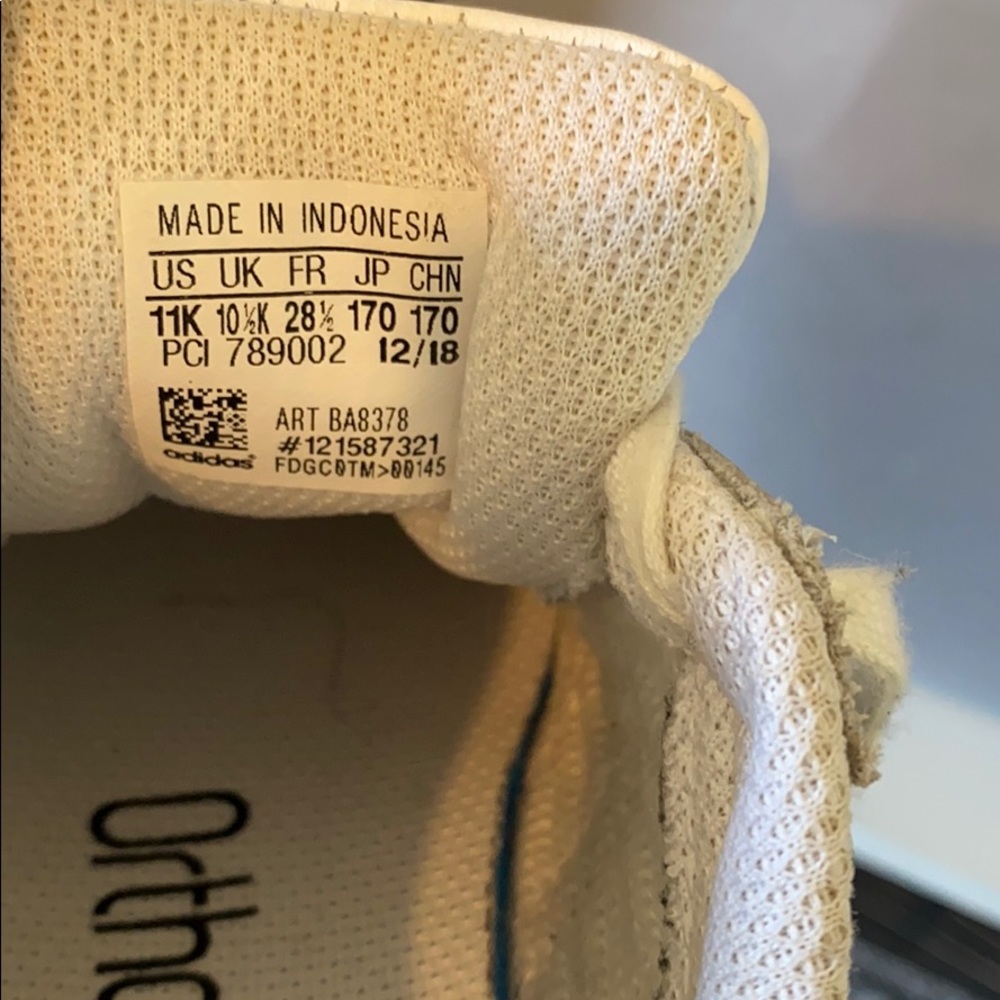Children’s Adidas Shell Toe Sneaker - Picture 6 of 6
